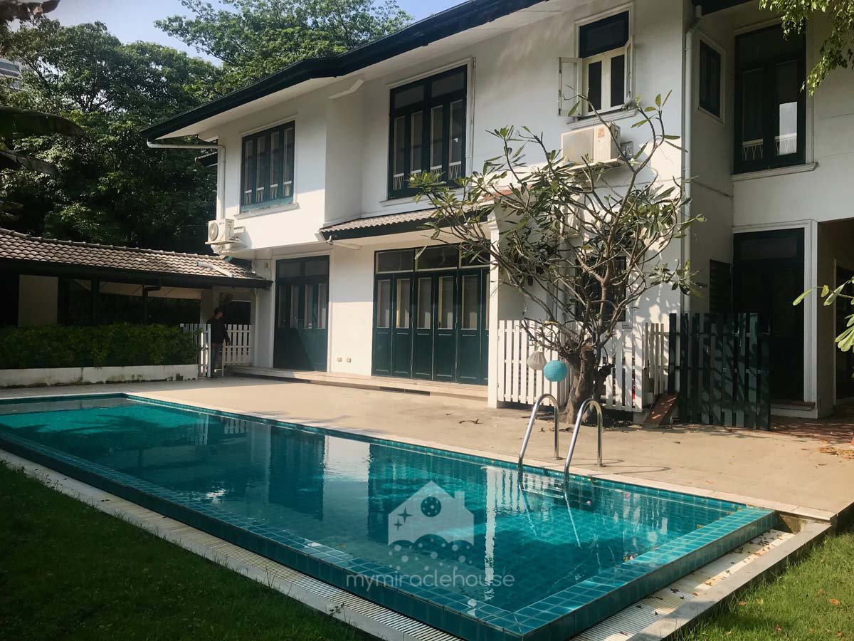 Single house with pool in Phrom Phong.