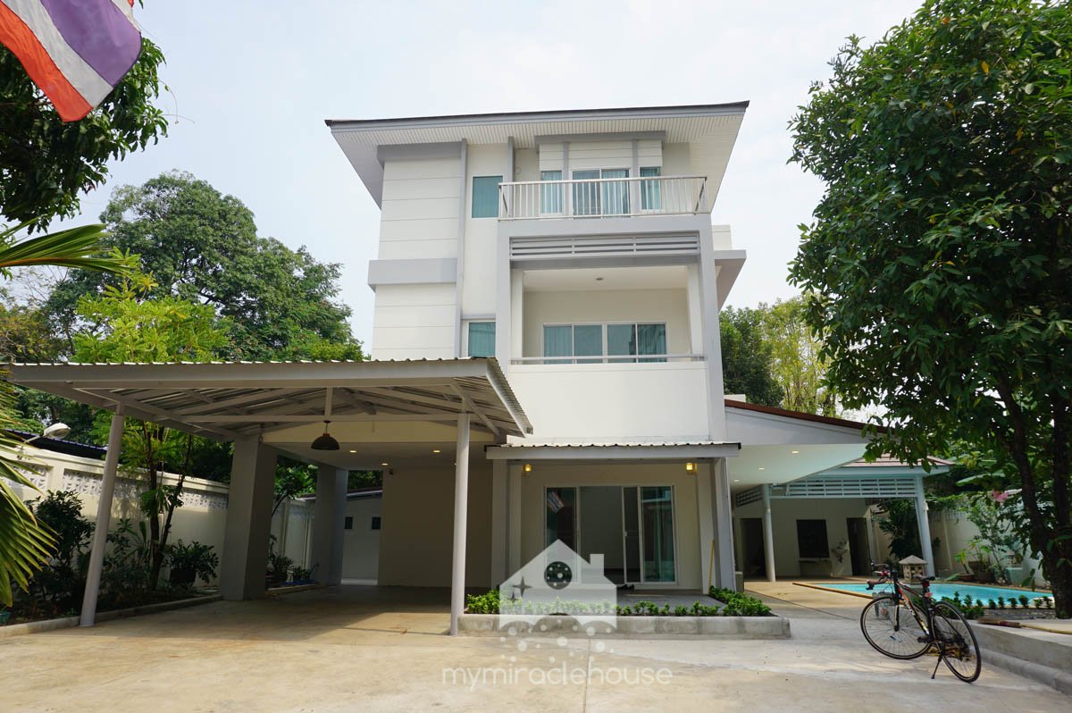 Single House for rent with private pool in Phrom Phong.