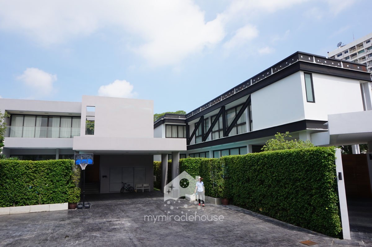 4 bedroom house for rent in compound Thong Lo.