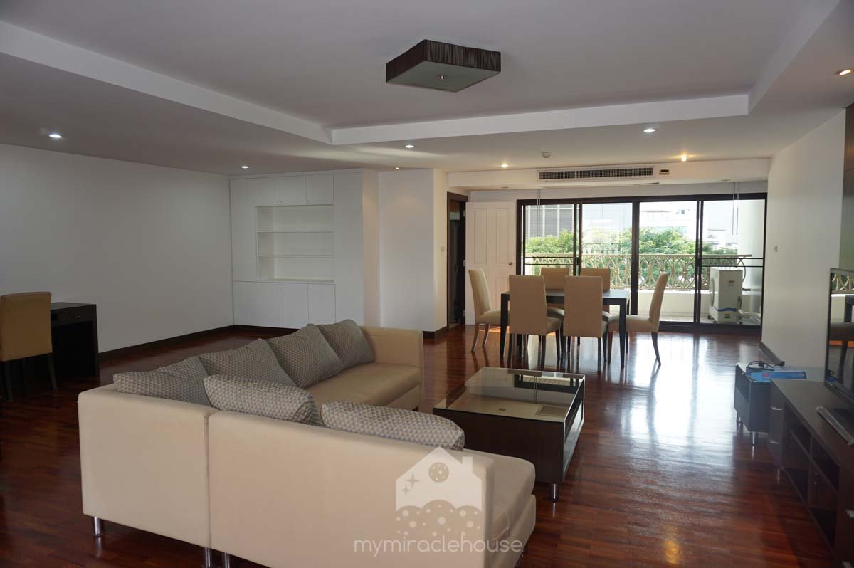 3 bedroom apartment for rent in Asoke-Prom Phong.