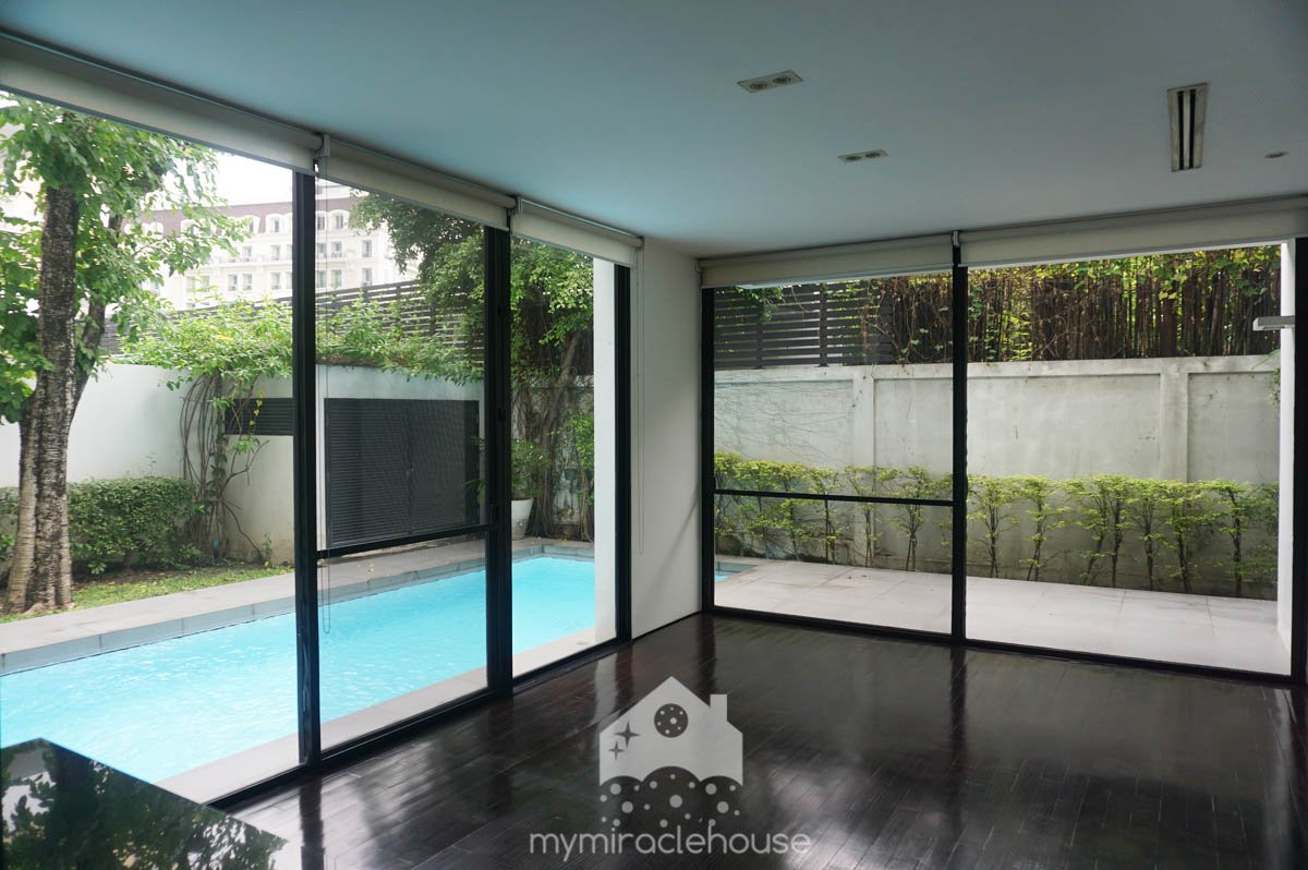 4 bedroom house with private pool for rent in Thong Lo.