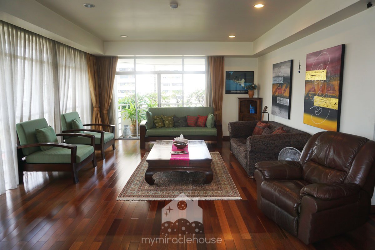Cozy 3 bedroom for rent in Ekkamai with good size balcony.