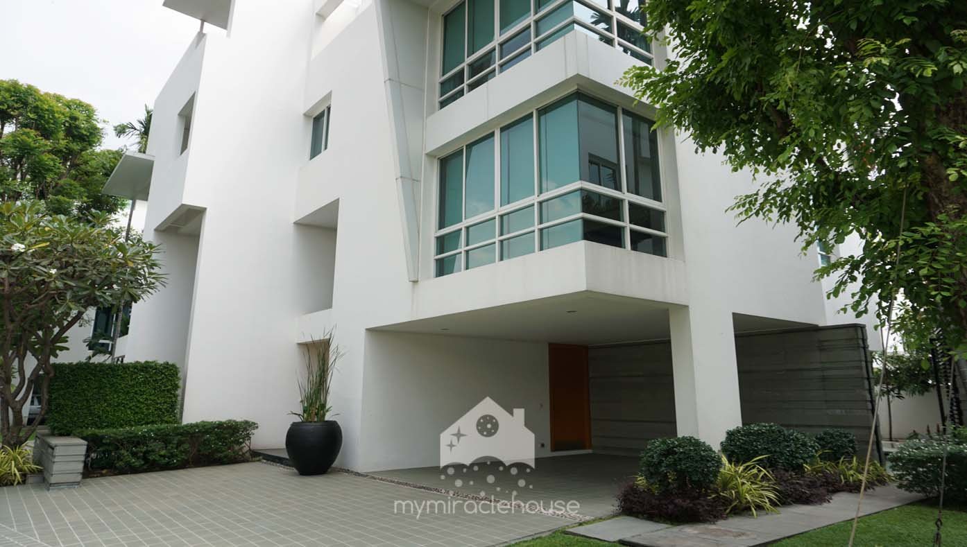 4 bedroom house in compound for rent with private pool, Sathorn.