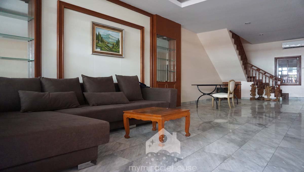 Rent townhouse for home office in Phrom Phong, Sukhumvit.