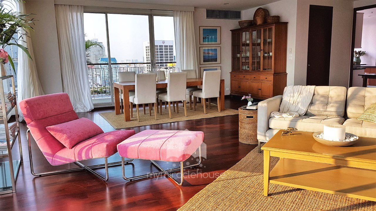 4 bedroom apartment for rent in Sathorn, small pet allowed.