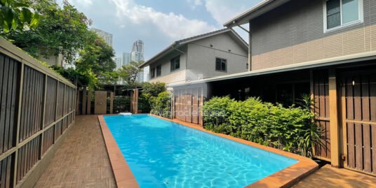 4 bedroom house for rent in private compound, Phrom Phong.