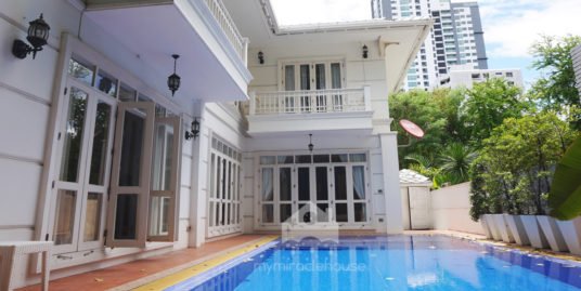 Single house for rent with private pool in Phrom Phong.