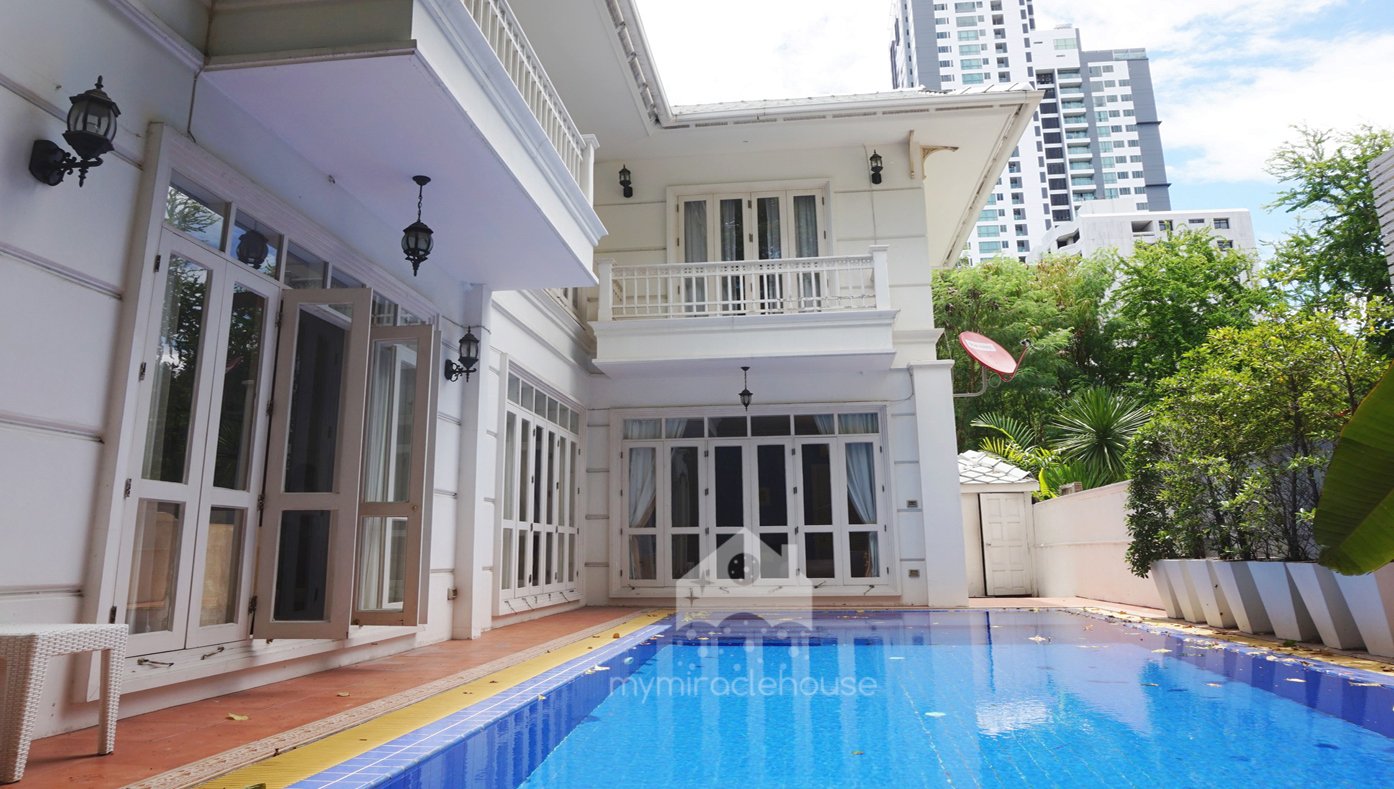 Single house for rent with private pool in Phrom Phong.