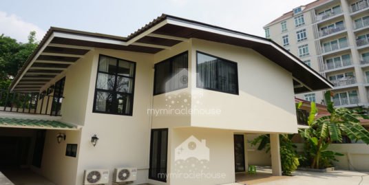 Partly-furnished single house for rent in Sathorn perfect for home office.