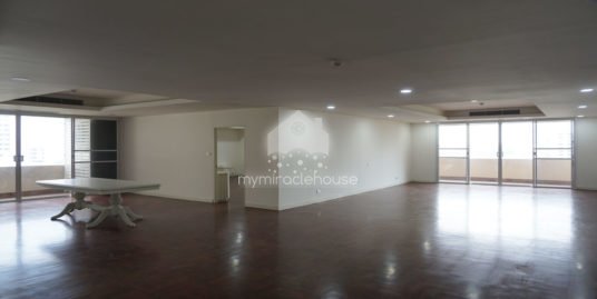 Newly renovated spacious 3 bedroom for rent in Ekkamai with open view.