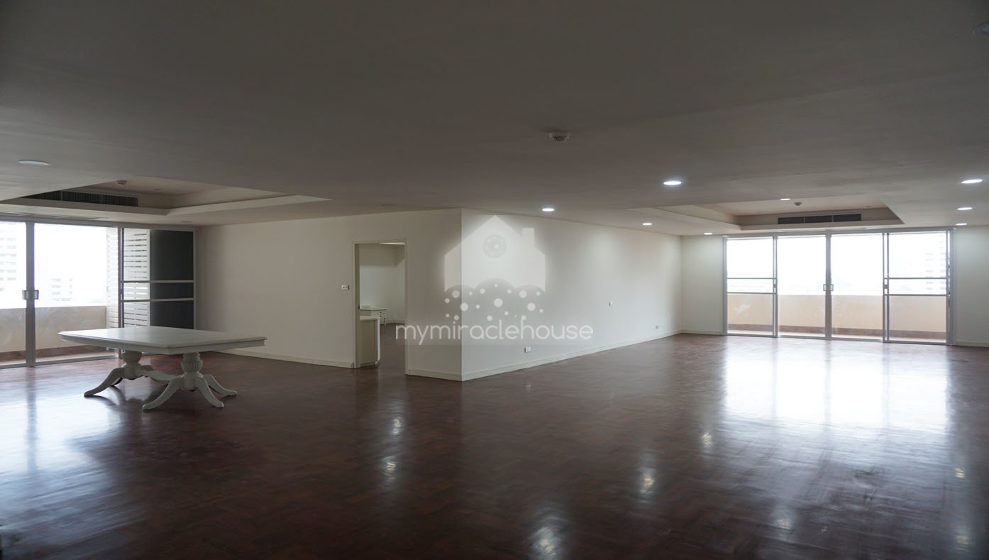 Newly renovated spacious 3 bedroom for rent in Ekkamai with open view.