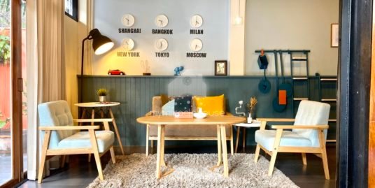 Newly renovated pet friendly townhouse for rent in Ekkamai.