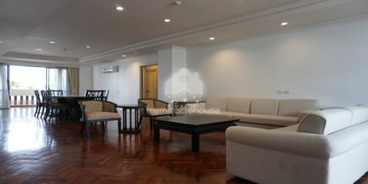 Spacious 2 bedroom for rent in Asoke small pets allowed.