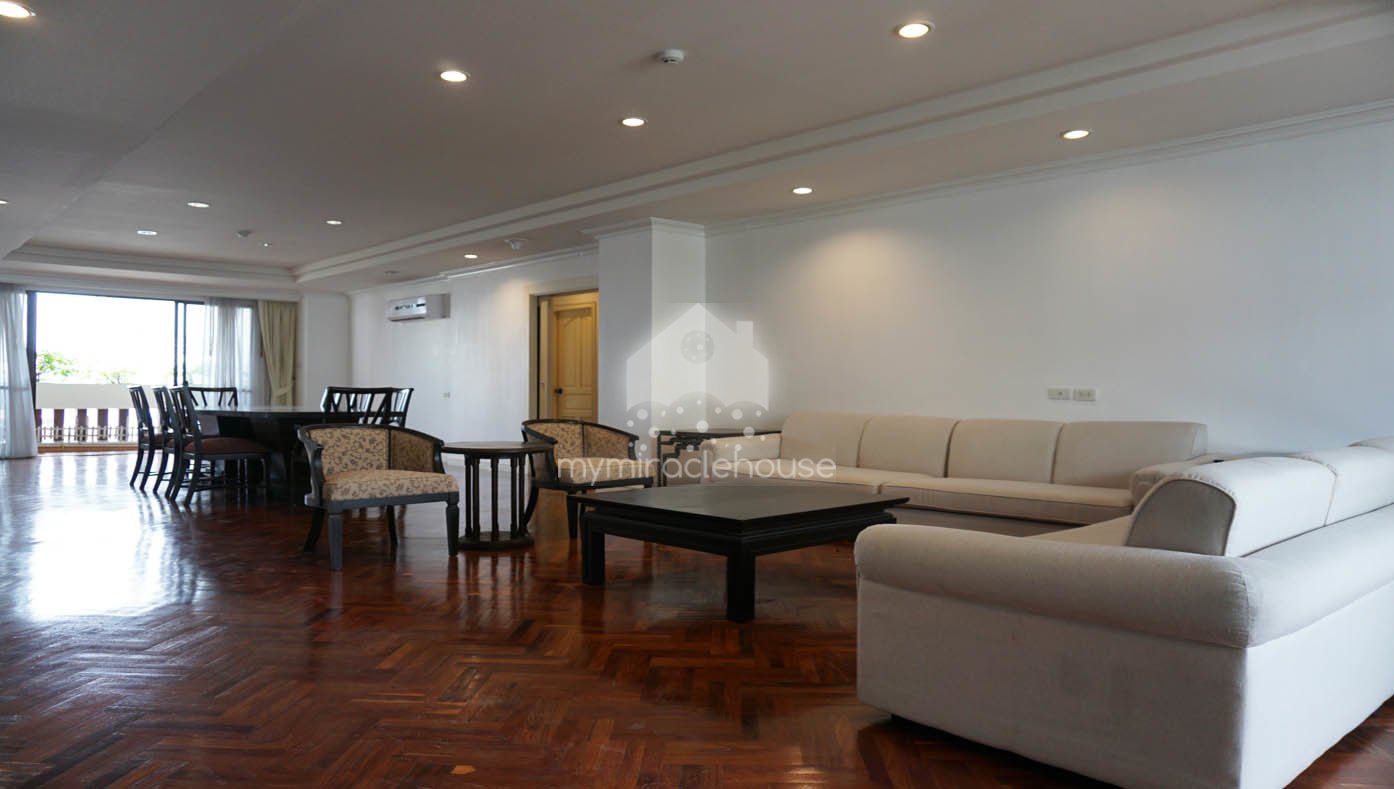 Spacious 2 bedroom for rent in Asoke small pets allowed.
