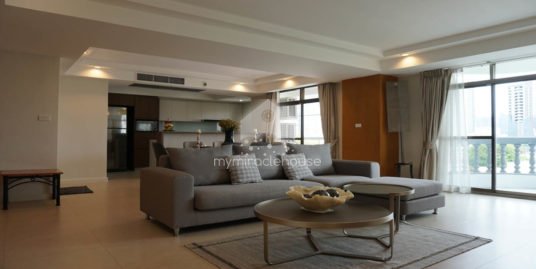 Fully-furnished 3 bedroom for rent in Phrom Phong Sukhuvmit 39.