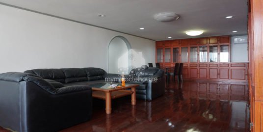 Spacious 3 bedroom for rent closed to BTS Thong Lo and pet allowed.