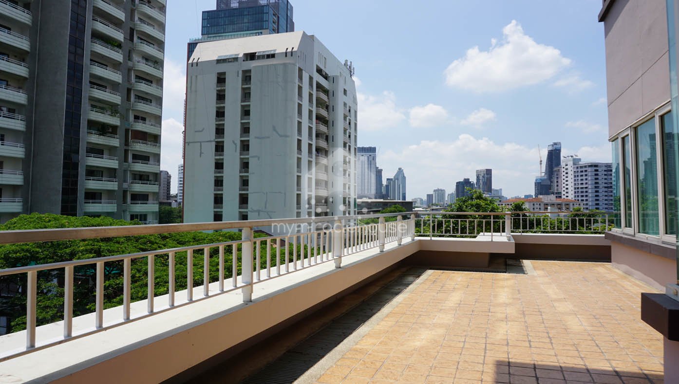 Baan Siri 24 for rent with big balcony walking distance to BTS Phrom Phong.