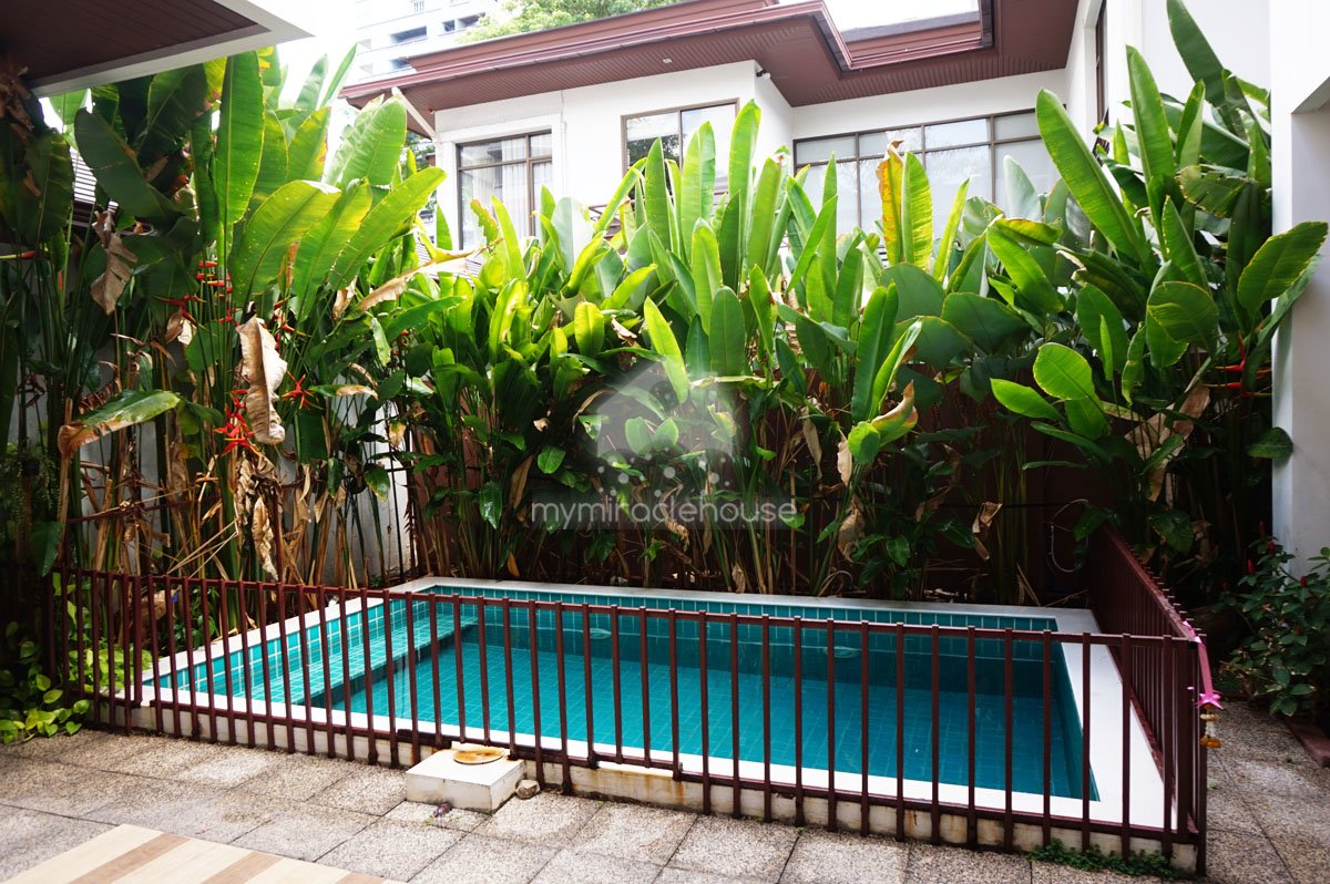 Single house for rent in Phrom Phong with private pool.