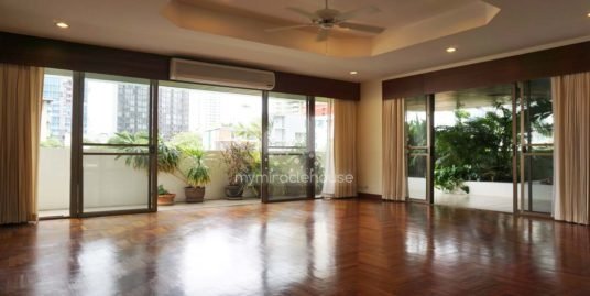 Pet-friendly 3 bedrooms with terrace for rent in Phrom Phong.