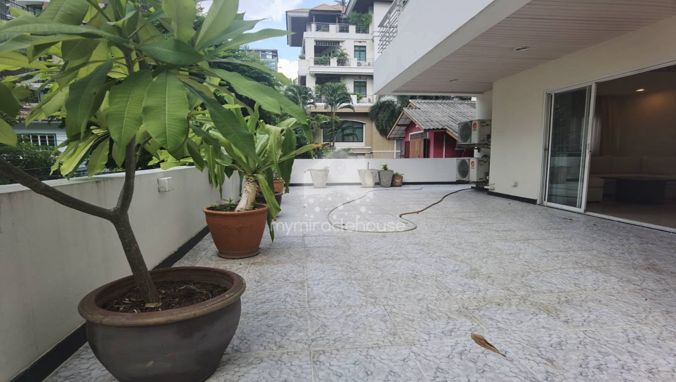 Pet-friendly 3 bedrooms with huge balcony for rent closed to BTS Chong Nonsi.