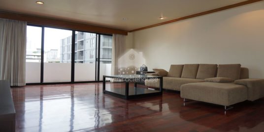 Pet friendly 3 bedrooms for rent with big balcony closed to BTS Ploenchit.