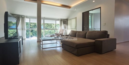 Pet-friendly 3 bedrooms apartment for rent in Sukhumvit 24.