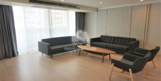 Pet-friendly 4 bedrooms apartment for rent in Asoke area.