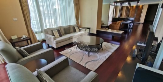 Fully-furnished 3+1 bedrooms for rent in The Park Chidlom.