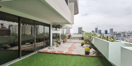 Pet-friendly duplex penthouse 4 bedrooms for rent in Phrom Phong.