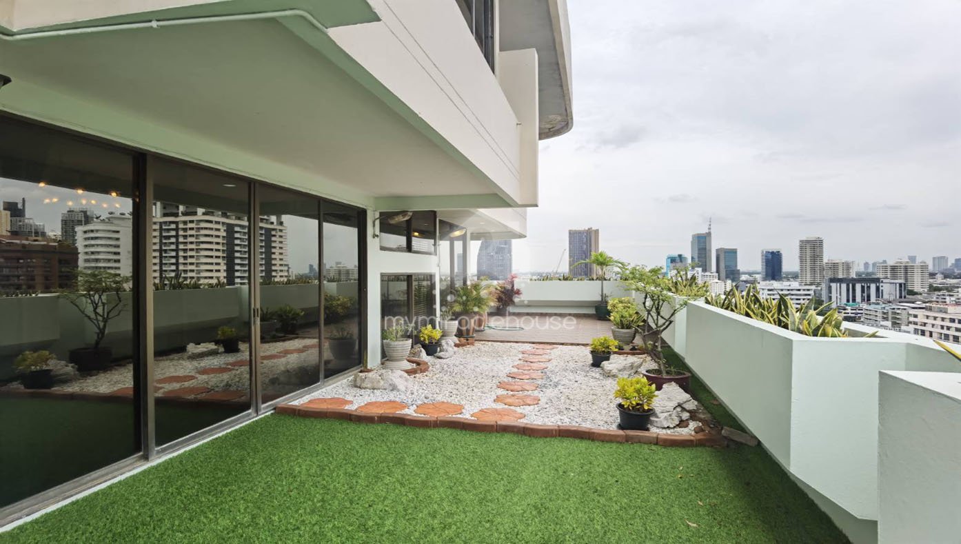 Pet-friendly duplex penthouse 4 bedrooms for rent in Phrom Phong.