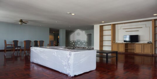 Pet-friendly 4 bedrooms for rent in Phrom Phong.