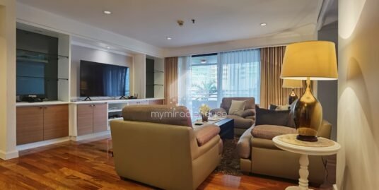 Fully-furnished 3 bedrooms with study area for rent in Asoke.