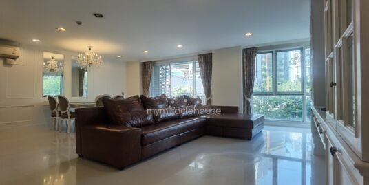 3 bedrooms for rent walking distance to Benjasiri Park and BTS Phrom Phong.