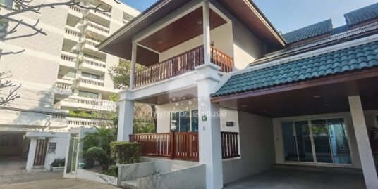 4 bedrooms house for rent in secured compound Phrom Phong.