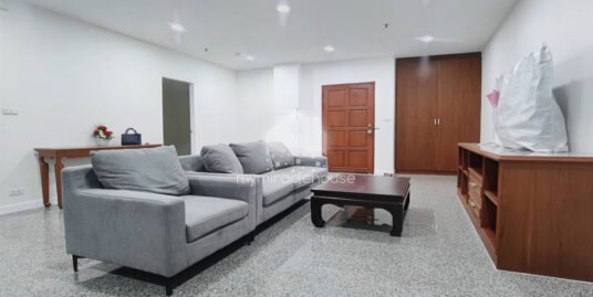 Renovated 2 bedrooms with study room for rent in Baan Suanpetch.