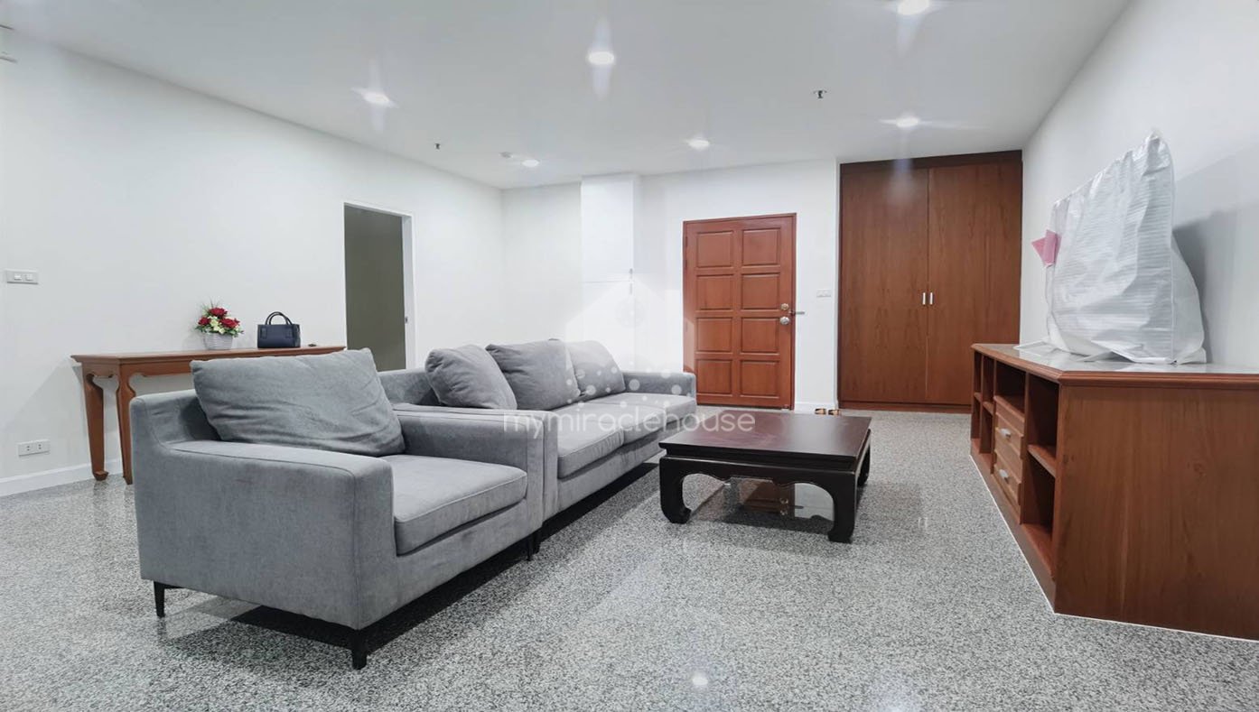 Renovated 2 bedrooms with study room for rent in Baan Suanpetch.