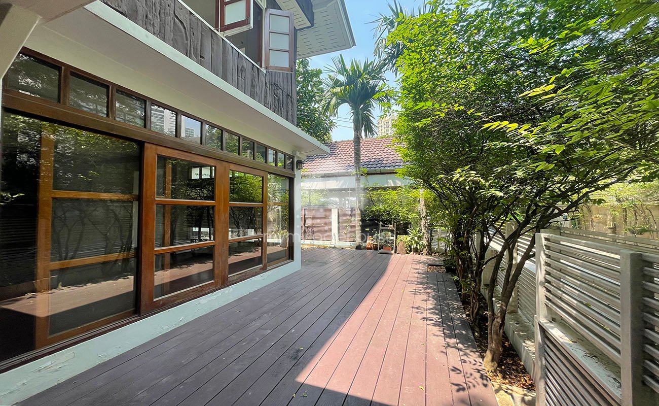 Cozy house for rent in private compound closed to BTS Phrom Phong.