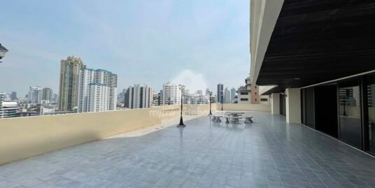 Pet friendly 4 bedrooms for rent with huge balcony in Asoke.