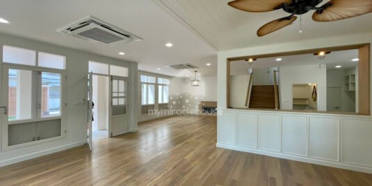 Cozy partly-furnished single house for rent with garden in Asoke.