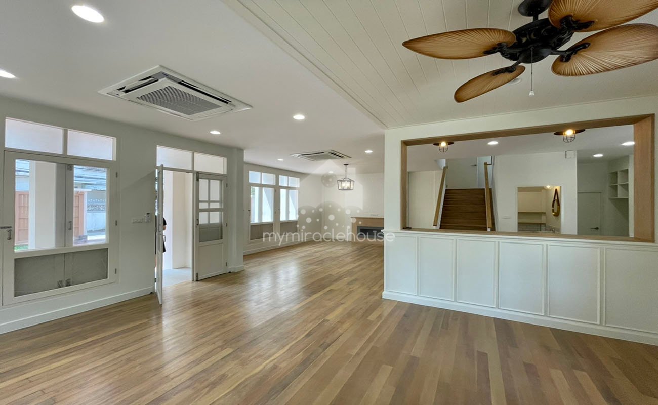 Cozy partly-furnished single house for rent with garden in Asoke.