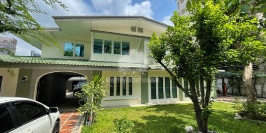 Pet friendly single house for rent in Ekkamai area with private garden.