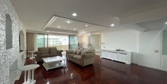 Pet friendly 3 bedrooms with big balcony for rent in Phrom Phong.