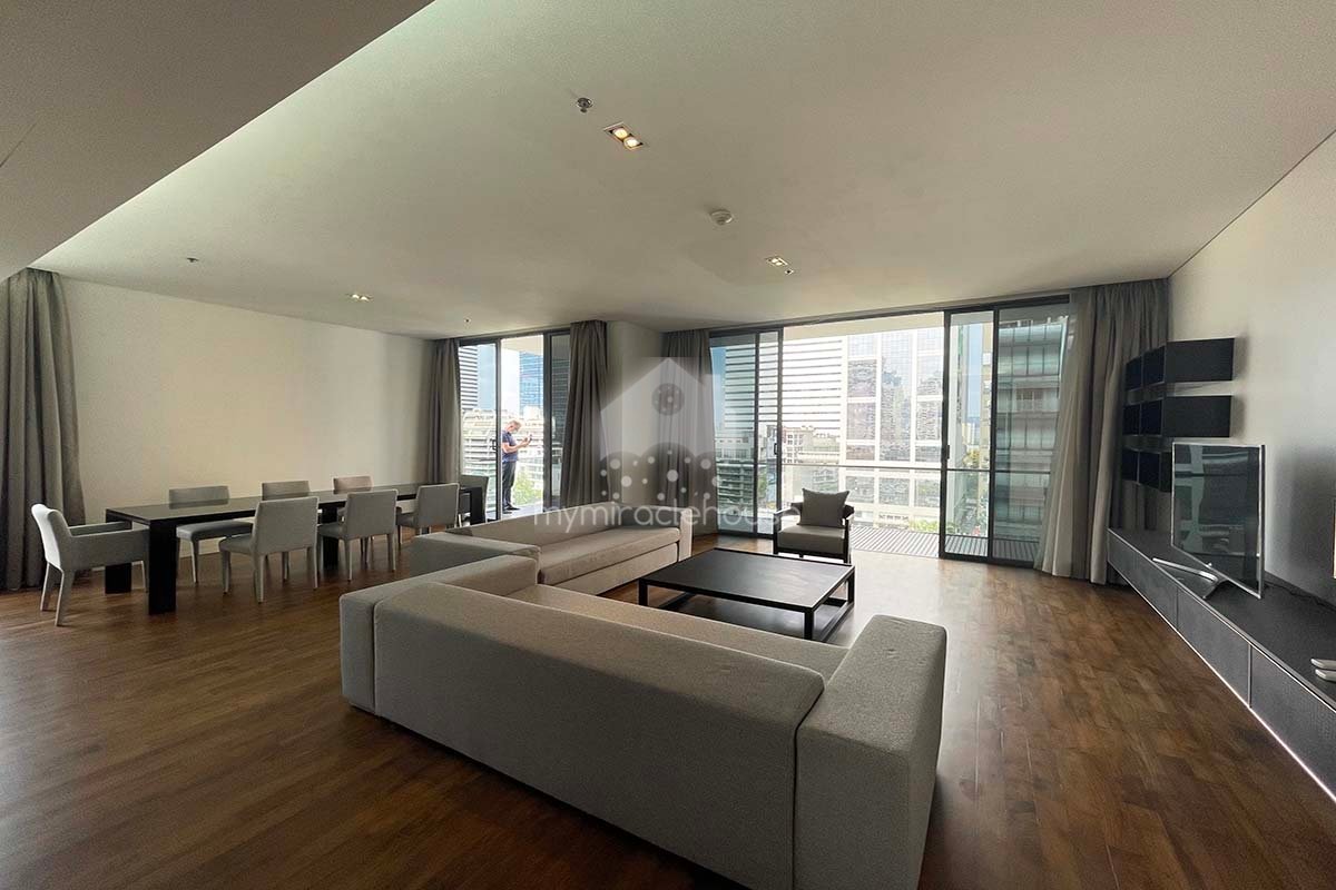 Beautiful 3 bedrooms for rent with balcony in Domus Sukhumvit 18.