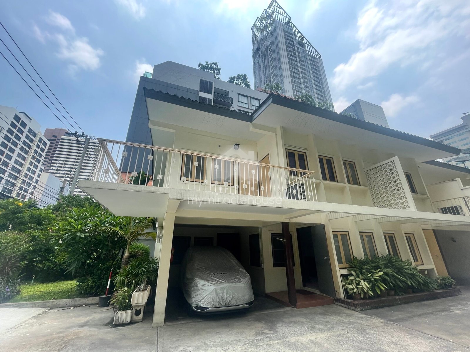 Classic style house for rent in Sukhumvit closed to BTS Nana.