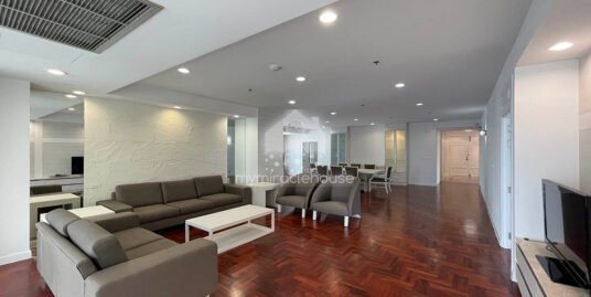 Renovated 3 bedrooms fully-furnished for rent in Phrom Phong.