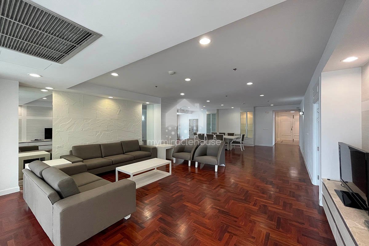 Renovated 3 bedrooms fully-furnished for rent in Phrom Phong.