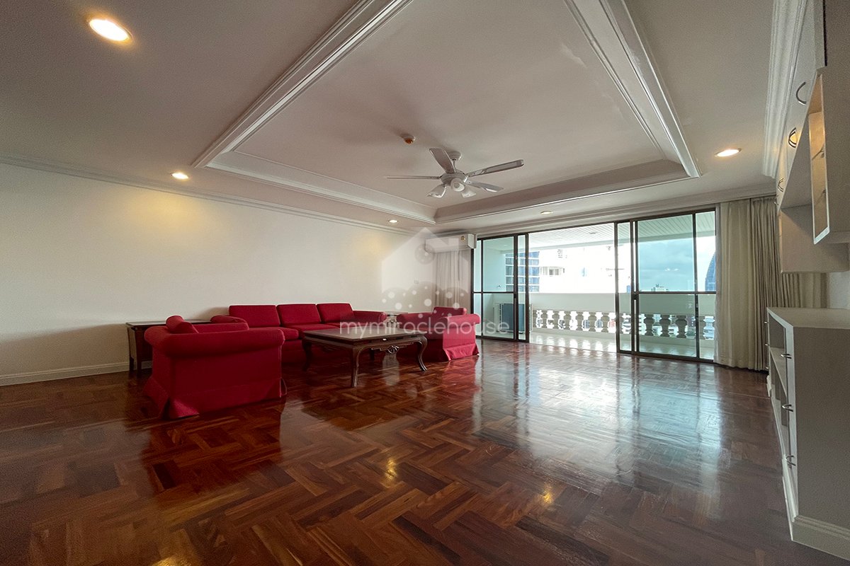 Spacious 4 bedrooms 4 bathrooms for rent in Phrom Phong.