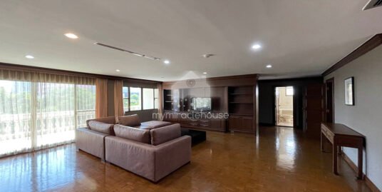 3 bedrooms for rent in secured compound and peaceful area in Ekkamai.