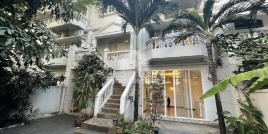 Townhouse for rent in secured compound with shared pool,Thong Lo.