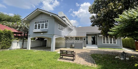 Single house for rent with private pool and garden in Phrakanong.